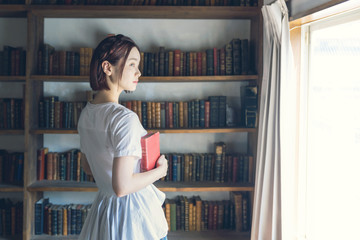 読書イメージ　本を読む女性