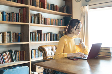 本のあるカフェ　ノマドワーク　SOHO　テレワーク