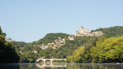 Pueblo encumbrado en rio Dordogne