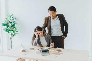 Obraz premium Young business women are stressed about work The young businessman introduced her to soothe and heal stressed.