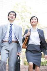 外回りをするＯＬとビジネスマン