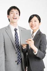 タブレットＰＣを見るビジネスマンとＯＬ