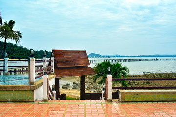 
On the seashore there are many large rocks piled together.