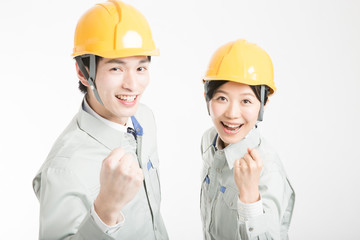 ガッツポーズをする作業員の男女
