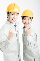 ガッツポーズをする作業員の男女