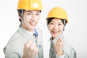 ガッツポーズをする作業員の男女