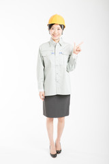 指差しする女性作業員