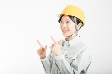 指差しする女性作業員