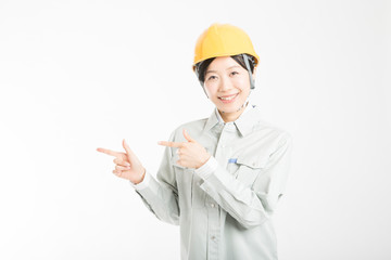 指差しする女性作業員