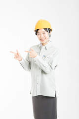 指差しする女性作業員