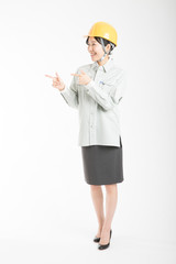 指差しする女性作業員