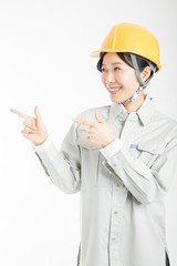 指差しする女性作業員