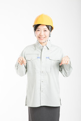 指差しする女性作業員