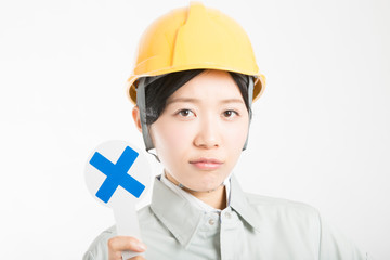 バツマークの女性作業員