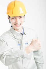 ガッツポーズをする男性作業員