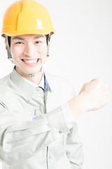 ガッツポーズをする男性作業員