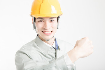 ガッツポーズをする男性作業員