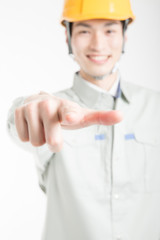 指差しをする男性作業員