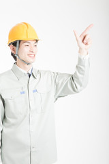 指差しをする男性作業員