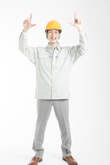 指差しをする男性作業員