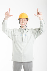 指差しをする男性作業員