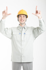 指差しをする男性作業員