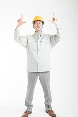 指差しをする男性作業員