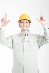 指差しをする男性作業員