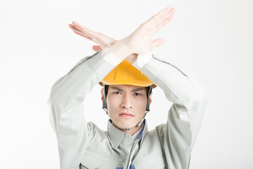 バツマークの男性作業員