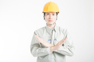 バツマークの男性作業員
