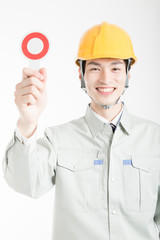 丸のプラカードを持った男性作業員