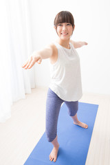 ヨガをする女性