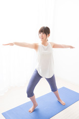 ヨガをする女性