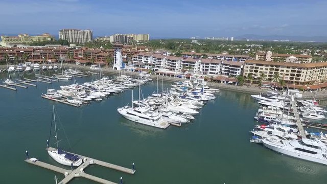 A&eacute;rea sobre la marina de Puerto Vallarta, Jalisco, el drone volando sobre los yates con vista al faro