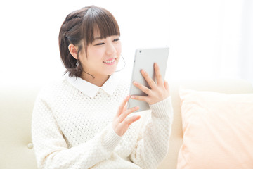 タブレットＰＣを見る女の子