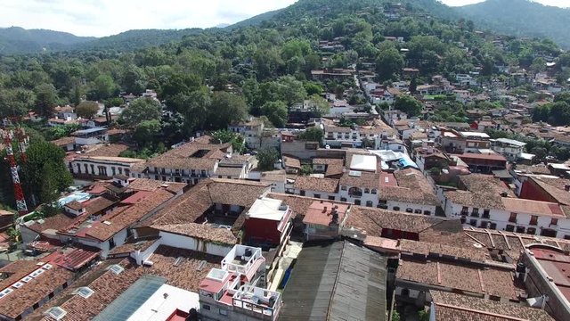 Vista a&eacute;rea sobre las tradicionales casas a dos aguas con teja de Valle de Bravo en el Estado de M&eacute;xico
