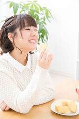 お菓子を食べる女性