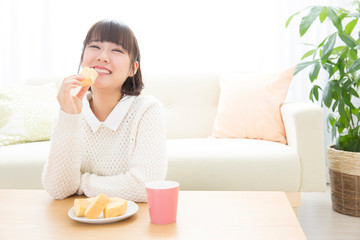 お菓子を食べる女性