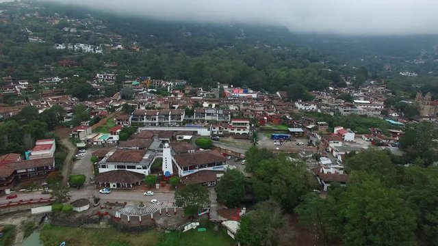 A&eacute;rea sobre la ciudad de Valle de Bravo, en el Estado de M&eacute;xico, el drone volando hacia atr&aacute;s