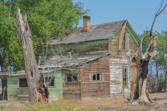 An old, abandoned, rundown home in the countryside of Delta, Colorado