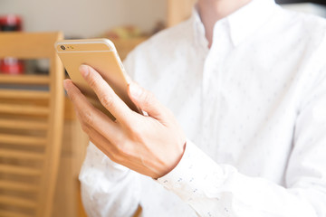 スマホを見る男性の手元