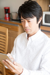 Fototapeta premium タブレットＰＣを見る男性