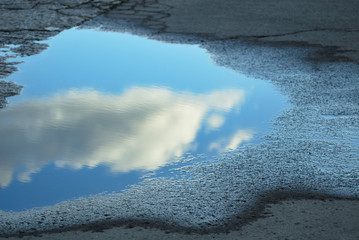 水たまり　道路　反射　空　雲　素材