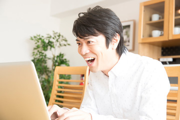 ノートパソコンをやる男性
