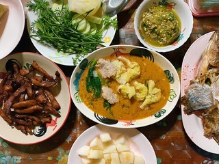 Thai northern food mix vegetables and fried pork set.