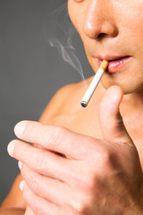 Obraz premium タバコを吸う男性