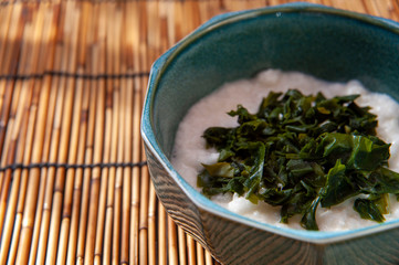 鳥取県の長芋ねばりっこのとろろ、春採りワカメ入りの小鉢