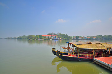 Fototapeta premium House boat sailing on Ashtamudi lake in kerala backwaters in kollam