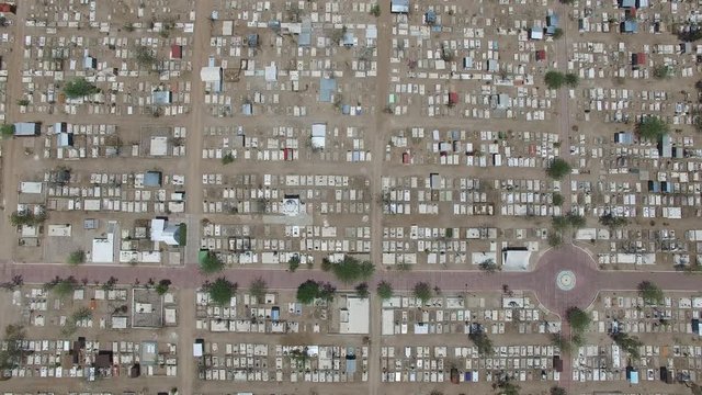 Vista aérea cenital sobre un cementerio en Hermosillo, Sonora, el drone descendiendo lentamente