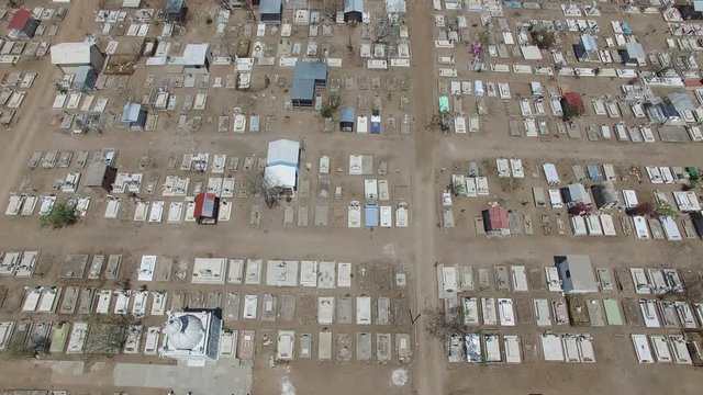 Vista a&eacute;rea sobre las criptas y tumbas de un cementerio en el desierto.